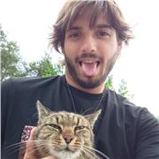 Varios deportes a nivel avanzado, futbol, escalada, patinaje, esquí, kitesurf,baloncesto, bici.
Cocinitas, deportista y me gustan